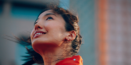 Sieviete un vīrietis laivā.