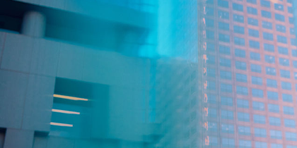 piezīmju grāmatiņa, kas atvērta ar ēkas skicēm