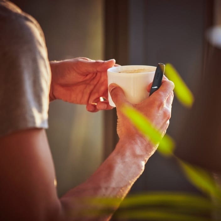 Balts un sarkans IQOS lādētājs